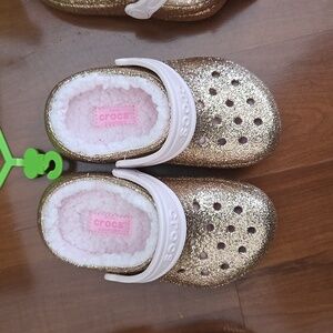 CROCS classic fuzz lined clog